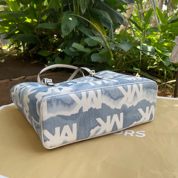 Michael Kors JST Medium Carryall Tote - Picture 2 of 6